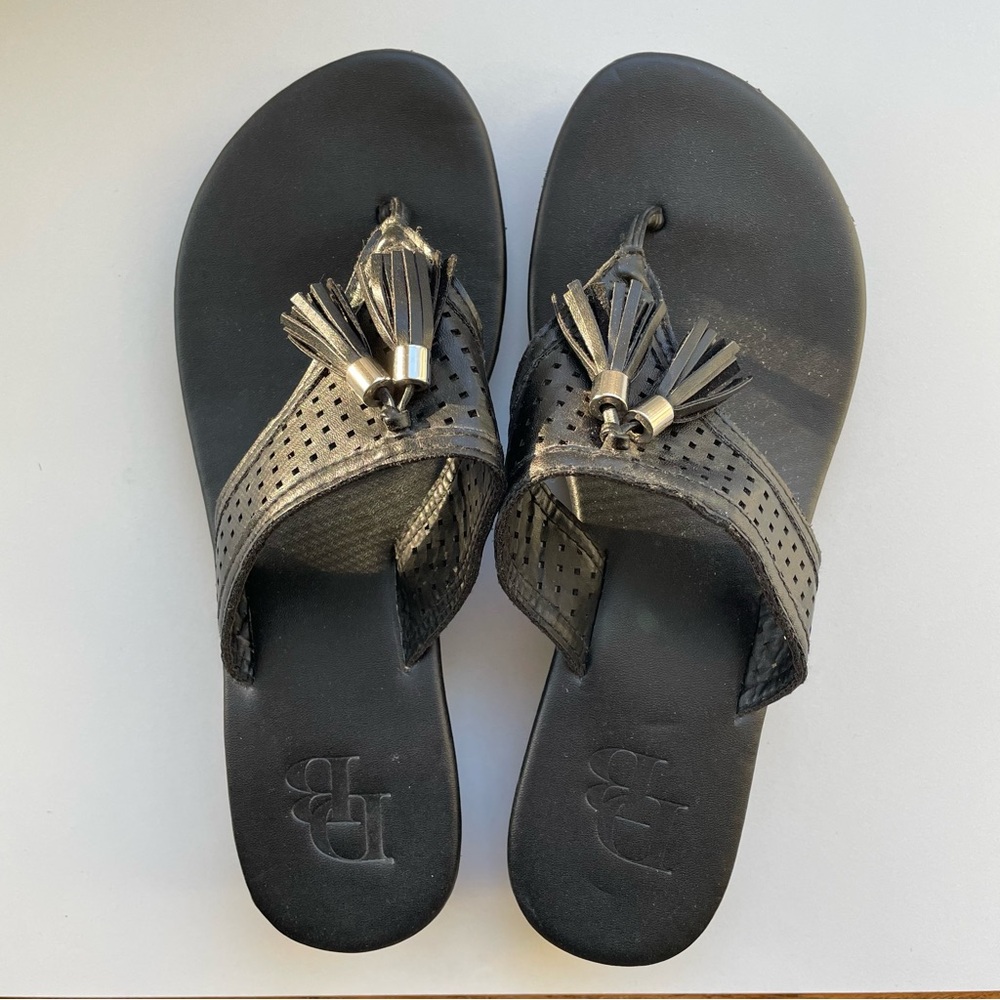 Dooney & Bourke Women’s Black Wedge Sandals Tassels Silver Band Wedge Heel Sz 8